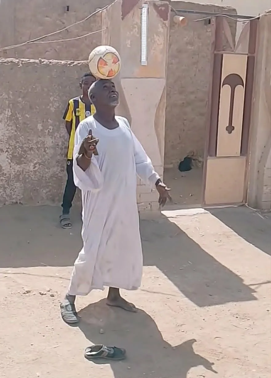 صورة وفيديو.. بــ"الجلابية" مُسن سوداني يستعرض مهاراته في كرة القدم ويبهر الحاضرين 10 fa5dd8c0 60b1 4976 8304 a1ed85c78dc8