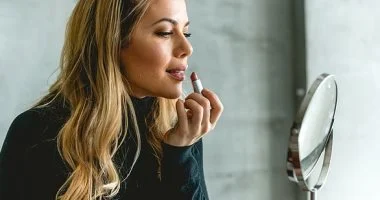 الحر مش هيبوظ إطلالتك.. 5 أسرار لثبات المكياج لساعات طويلة 2 202507211144544454