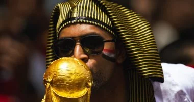 أغنية "بابا" من كلمات ملاك عادل ، لحن محمد يحيى، توزيع عادل حقي، وميكس وماستر أمير محروس. ومنذ طرحها ضمن ألبوم “ابتدينا”، فرضت “بابا” نفسها كواحدة من أبرز الظواهر الموسيقية في العالم العربي، حيث تصدرت قوائم الأغاني الرسمية في مصر وعدد من الدول العربية، كما واصلت هيمنتها على يوتيوب بعدما حافظت على المركز الأول لفترة قاربت الشهرين متتاليين. كما احتلت الأغنية المركز الأول في قوائم “مينا” و"بيلبورد” الرسمية للأغاني الأكثر استماعًا، واستمرت في المنافسة على الصدارة لأسابيع متتالية. ولم يقتصر نجاحها على قوائم الاستماع والمنصات الرقمية فقط، بل امتد تأثيرها إلى مختلف شرائح ومستمعي الموسيقى في العالم العربي. فقد تحولت الأغنية إلى جزء أساسي من المشهد اليومي، بداية من الأفراح الشعبية في أقصى صعيد مصر، مرورًا بالمناسبات والحفلات في مختلف المدن العربية، وصولًا إلى قوائم تشغيل أشهر منسقي الموسيقى حول العالم، في مشهد نادر يعكس قدرتها على تجاوز الحواجز الجغرافية واختلاف الأذواق الموسيقية، لتصبح واحدة من أكثر الأغنيات العربية انتشارًا وتأثيرًا خلال عام كما شهد عام 2025 حضورًا رقميًا استثنائيًا للهضبة، حيث تصدر قوائم أنغامي بأكثر من 600 مليون استماع، فيما وصلت استماعاته على سبوتيفاي في مصر والعالم العربي إلى أكثر من 296 مليون استماع، مع استمرار ألبوم “ابتدينا” في تحقيق أرقام قياسية جعلته الألبوم العربي الأكثر استماعًا على المنصة خلال العام. ويؤكد نجاح “بابا” استمرار عمرو دياب في الحفاظ على صدارة المشهد الموسيقي العربي، ليس فقط من خلال أرقام الاستماع والمشاهدات، بل أيضًا عبر حضوره القوي في القوائم الرسمية والحفلات الجماهيرية التي شهدت إقبالًا استثنائيًا في مختلف العواصم العربية طوال العام. 2 202606161027412741 12610