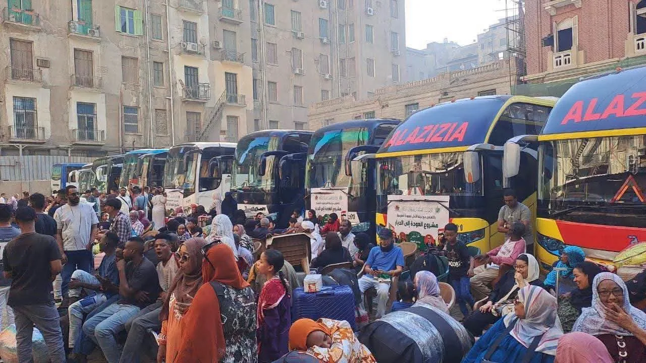 بحضور القنصل العام.. قوات الجمارك تدشّن تفويج العائدين من القاهرة إلى السودان 10 FB IMG 1784631828834