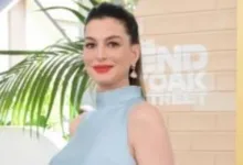 آن هاثاواي تتألق ببطن منتفخ في العرض العالمي الأول لفيلم "The End of Oak Street" 19 2026081011050454 10591