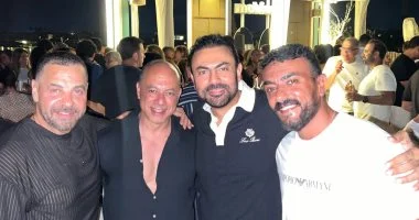 محمد كريم بصحبة أحمد العوضى وطارق العريان فى عيد ميلاد تامر مرسى 4 202608290256475647 22646