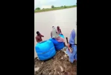 صهاريج وبراميل طافية.. مغامرة خطيرة لعبور المياه في السودان 21 bfc87894 18c7 4d45 84db 02103186d3dc 16x9 1200x676