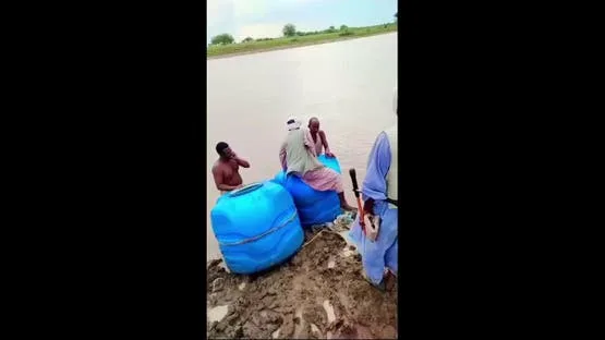 صهاريج وبراميل طافية.. مغامرة خطيرة لعبور المياه في السودان 5 bfc87894 18c7 4d45 84db