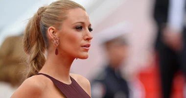 بليك ليفلي تتحدى ضجة أزمتها القضائية باطلاق مجموعة جديدة للعناية بالشعر المجعد 8 s5201414205816