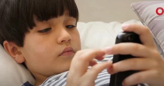يقضى أطفالك وقتًا طويلًا أمام الموبايل.. 6 نصائح للحد من استخدام الشاشات 2 202408280421122112