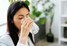 المية الساقعة ولا بدرجة حرارة الغرفة؟.. خبراء يحسمون الجدل 17 202604100337383738 370 1
