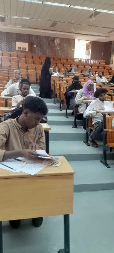 مدير جامعة الخرطوم يتفقد سير الامتحانات بكليتي الطب وطب الأسنان 10 FB IMG 1788363800628