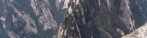 شاهد بالفيديو ..من الرومانسية ما قتل: يتسلق جبلا ليطلب يد حبيبته فيعلق بين الصخور 10 1074