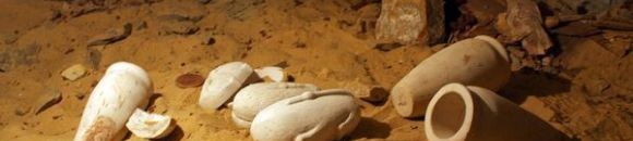 بعض الجرار على شكل بطة تحتوي على البط وعظام متناثرة في رمح دفن في قبر شيندوا - مصر 26 1130