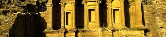 شخص يقف في مدخل الدير في البتراء يدل على ضخامة المبنى- الأردن 26 1140