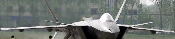 رجال القوة الجوية الصينية يفحصون طائرة الشبح J-20 - الصين 26 1163