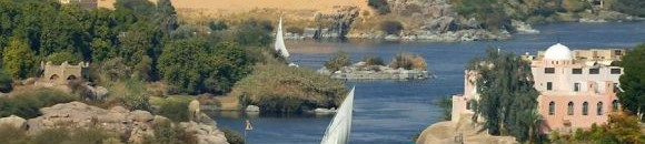 مئات السائحين يتابعون تعامد الشمس على معبد أبوسمبل بأسوان 10 1244