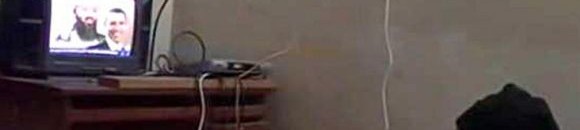 صورة عرضتها امريكا - لأسامة بن لادن وهو يشاهد نفسة في التلفاز 7-5-2011 26 1293