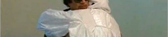 صورة عرضها التلفزيون الرسمي الليبي يوم الثلاثاء العقيد القذافي ، الذي تعهد عدم الاستسلام ، وتحية لزعيم قبلي. 7-6-2011 26 1469