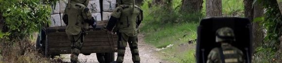 شاهد بالفيديو.. رياح شديدة تتسبب في انقلاب شاحنة من أعلى كوبري 10 1486