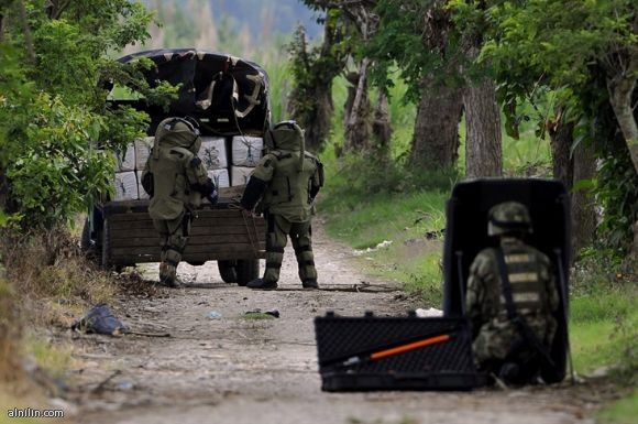 شاهد بالفيديو.. رياح شديدة تتسبب في انقلاب شاحنة من أعلى كوبري 1 1486