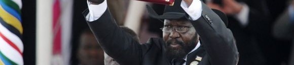 سلفاكير يرفع دستور دولة جنوب السودان بعد التوقيع عليه 9-17-2011 10 1523