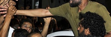 سيف الإسلام ظهر بمقر والده بباب العزيزية 22-8-2011 26 1850