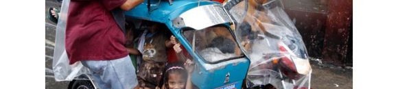 فيضانات الفلبين :أسرة فلبينية على دراجة بخارية أثناء عملية الإخلاء 39-9-2011 26 1951