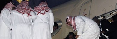 وصول جثمان الأمير سلطان من الطائرة في قاعدة الرياض الجوية 24-10-2011 10 2052