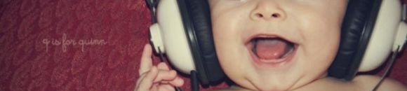 طفل يستمع الي الموسيقي 26 2062