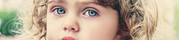 طفلة تضع احمر الشفاه مع إلتفاتة تشبه إلتفاتة النجوم 10 2068