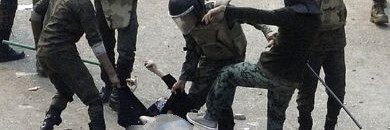 تداول صور "صادمة" لجنود مصريين يعرون متظاهرات 17-12-2011 10 2125