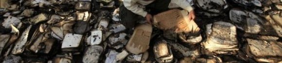 بقايا كتب نادرة من حريق المجمع العلمي في مصر 18-12-2011 10 2127