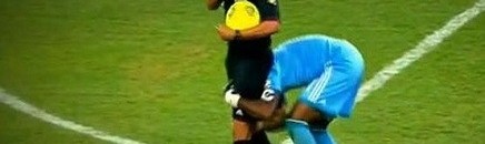 الحارس النيجيري يحاول حمل الحكم ابتهاجاً بالفوز بكأس افريقيا 2013م 26 2960