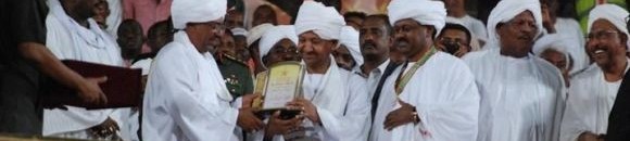 البشير يكرم رئيس نادي المريح السوداني جمال الوالي بمنحه وسام الرياضة الذهبي - 2013/6/1م 10 3589