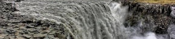 شلال ديتي فوس Dettifoss : يقع في فاتناجوكول الحديقة الوطنية في شمال شرق أيسلندا، ويعد الشلال الأقوى في أوروبا بل هو أيضا أكبر شلال في أوروبا من حيث حجم التفريغ. 26 3697