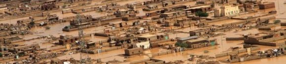 الرئيس البشير يتفقد الماظق المتا ثرة بالسيول والامطار الخرطوم 2013 26 3801