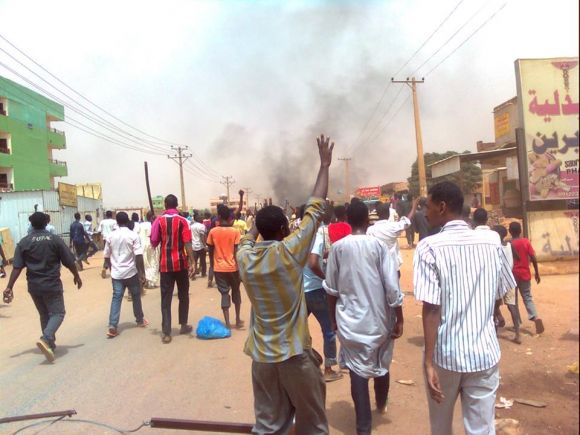 الشرطة تنفي استحدامها اي سلاح ناري في مواجهة المتظاهرين 1 3920