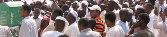 متظاهرون عقب صلاة الجمعة وسط الخرطوم 26 3991