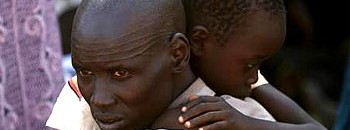 رجل يحمل طفله في مخيم الأمم المتحدة في جوبا عاصمة جنوب السودان 26 4128