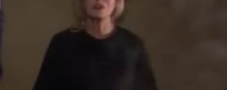 الممثلة الانجليزية جوانا لوملي تجلس على حفرة الدخان 26 4278