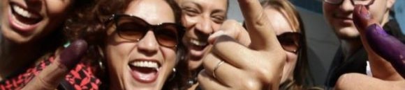 انتخابات تونس..صورة جماعية للذكرى مع الحبر الخاص بالاقتراع (رويترز) 10 4920