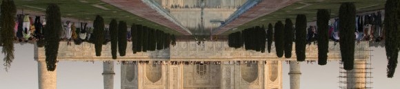 تاج محل - الهند من عجائب هذا المبني كل جزء من نقش أو قبة أو مئذنة على اليمين يوجد لها نظيرها التام على اليسار والضريح ينعكس كليا على جدول الماء الأمامي 26 525