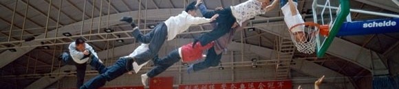 شباب يتعلقون في الهواء ليرموا احدهم في شبكة السلة 26 613