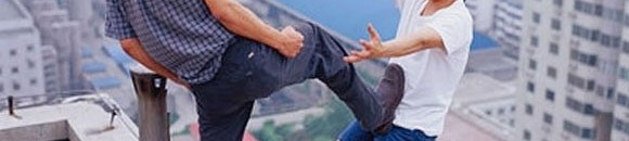 شاب يريد ان يلقي بالاخر من اعلي عمارة 26 615