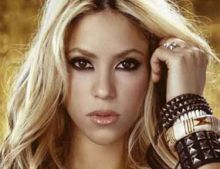 بالصور .. شاكيرا وإبنها يشاهدان بيكيه يسجل 1 324